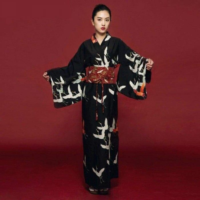 Sort japansk kimono - kvinde